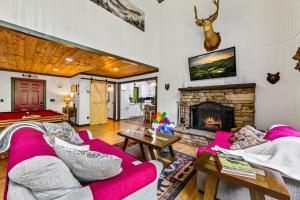 Cozy Mountain Chalet, Fun Family Retreat, Sleeps 8
