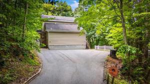 Cozy Mountain Chalet, Fun Family Retreat, Sleeps 8