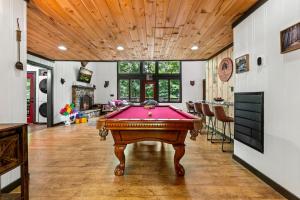 Cozy Mountain Chalet, Fun Family Retreat, Sleeps 8