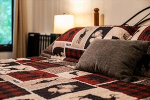 Cozy Mountain Chalet, Fun Family Retreat, Sleeps 8