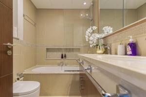 Aviora Private Room in 2 or 3BR Home Facing Burj Khalifa near Metro