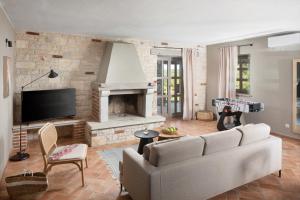 Rustic Villa Sylbum with a pool in istria