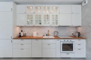 Podpromie Modern Apartment by BookingHost