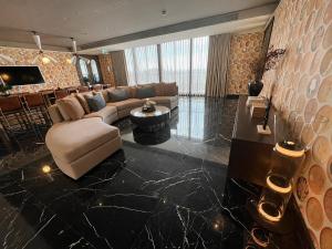 Heart of Thonglor - Stylish Urban Retreat