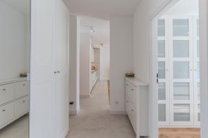 Podpromie Modern Apartment by BookingHost