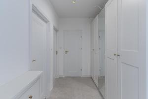 Podpromie Modern Apartment by BookingHost