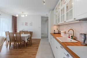 Podpromie Modern Apartment by BookingHost