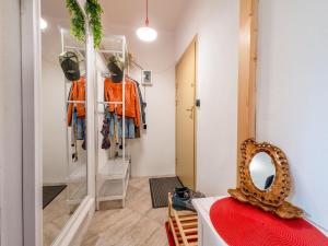 Artsy 2 bedroom home next to old town with Garden and Parking