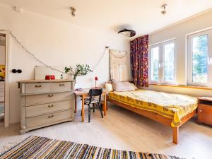 Artsy 2 bedroom home next to old town with Garden and Parking