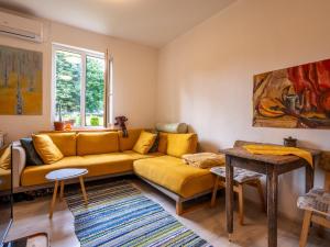 Artsy 2 bedroom home next to old town with Garden and Parking
