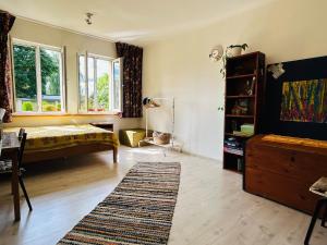 Artsy 2 bedroom home next to old town with Garden and Parking