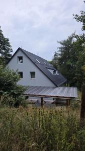 Tavba -Gočár až 27 osob, 8 apartmánů,8 koupelen, 8 kuchyní na kraji lesa