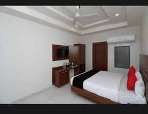 Hotel Ornate Luxury 500 MTR Taj Mahal Parking