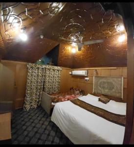 T luxury Heritage houseboat