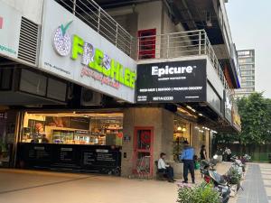 Luxury Stay for Solo Couple Triple Near Pari Chowk Expo Mart for up 4 guests