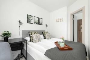 Modern Apartment in Cracow with Balcony, Desk and Parking by Noclegi Renters