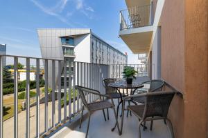Modern Apartment in Cracow with Balcony, Desk and Parking by Noclegi Renters