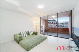 MetaWiseBnB 2BR Near Airport Parking Sleeps 6