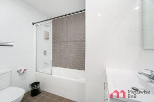 MetaWiseBnB 2BR Near Airport Parking Sleeps 6