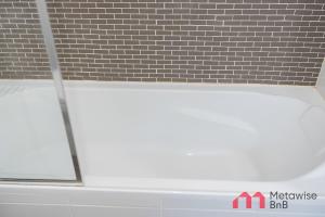 MetaWiseBnB 2BR Near Airport Parking Sleeps 6