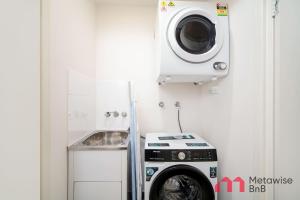 MetaWiseBnB 2BR Near Airport Parking Sleeps 6