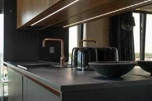 Skyview Luxury, Wide Monitor and Scenic Bath Window