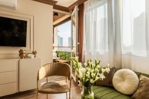 Glamourous 2-bedroom Suite with a balcony, heavenly view of the Palace only 3 min to Central Station, Metro