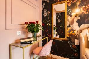 Glamourous 2-bedroom Suite with a balcony, heavenly view of the Palace only 3 min to Central Station, Metro