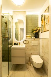 Glamourous 2-bedroom Suite with a balcony, heavenly view of the Palace only 3 min to Central Station, Metro