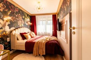Glamourous 2-bedroom Suite with a balcony, heavenly view of the Palace only 3 min to Central Station, Metro