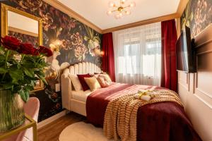 Glamourous 2-bedroom Suite with a balcony, heavenly view of the Palace only 3 min to Central Station, Metro