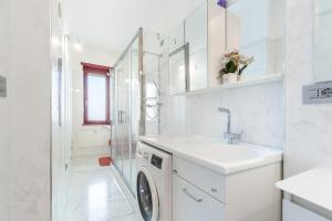 Top Floor Apartment - Balcony Views - King Bed - AC