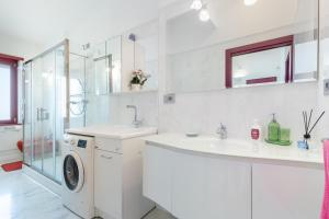 Top Floor Apartment - Balcony Views - King Bed - AC