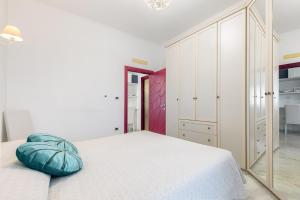 Top Floor Apartment - Balcony Views - King Bed - AC