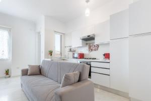 Top Floor Apartment - Balcony Views - King Bed - AC
