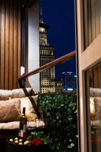 Glamourous 2-bedroom Suite with a balcony, heavenly view of the Palace only 3 min to Central Station, Metro