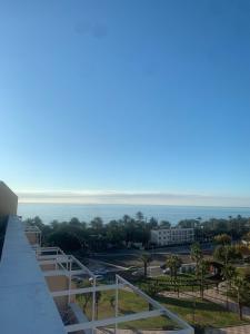 Ático con terraza, vistas al mar y piscina