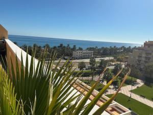 Ático con terraza, vistas al mar y piscina