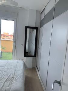 Ático con terraza, vistas al mar y piscina