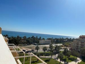 Ático con terraza, vistas al mar y piscina