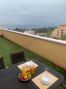 Ático con terraza, vistas al mar y piscina