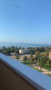 Ático con terraza, vistas al mar y piscina