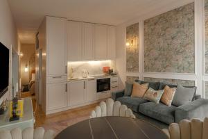 Bloom Porto - Luxury Clérigos Gem with Patio
