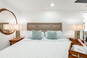 4BR Pool VILLA, Private Backyard, 10 Min to Beach