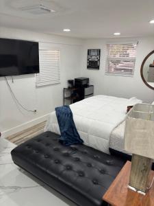 4BR Pool VILLA, Private Backyard, 10 Min to Beach
