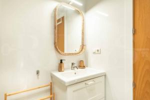 Bright apartment near the historic center by REMS