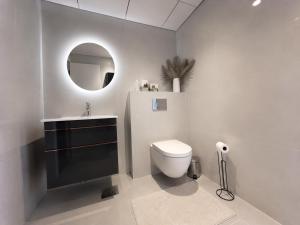 Skyview Luxury, Wide Monitor and Scenic Bath Window