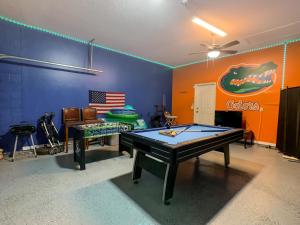 5BR family villa w private pool near parks