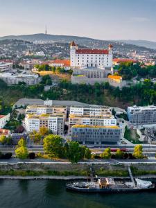 Design Apartment - Steps from the Castle and Danube