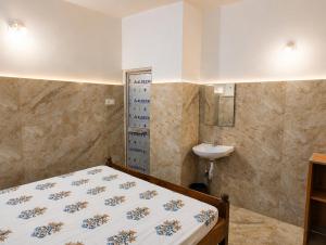 Gourinandan Lodge - Near Jagannath Temple & Puri Sea Beach with AC & Non AC Spacious Rooms